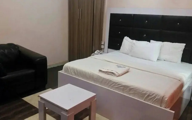 Sound View Lounge and Apartments