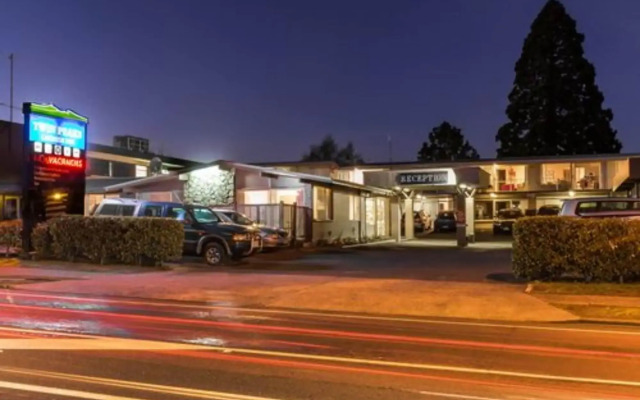 Twin Peaks Lakeside Inn