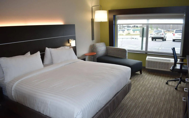 Holiday Inn Express & Suites Parkersburg East by IHG