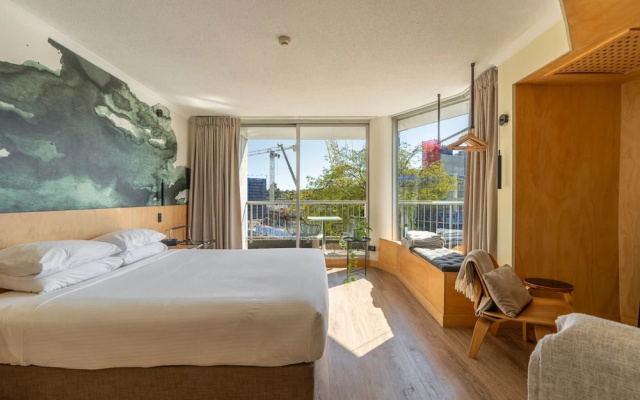 Quirky CBD 1-bed With Pool, Sauna and Balcony – Guest Rooms – Brisbane