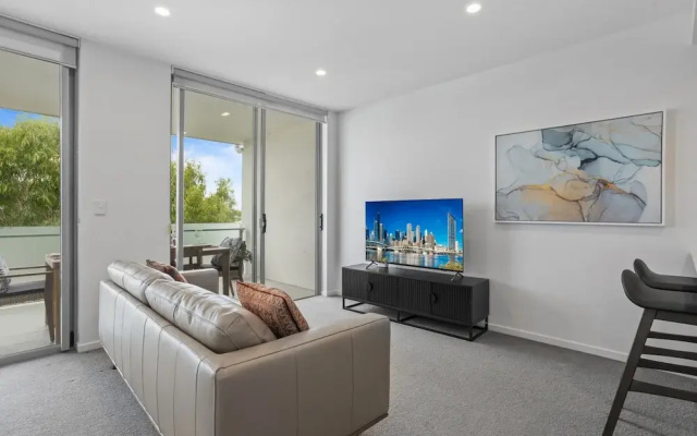 Sleek 2-bed With Balcony and Communal BBQ Area