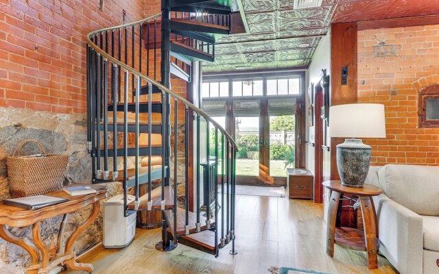 Downtown Essex Apartment - Steps to River!