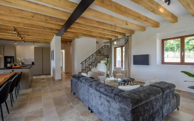 Elegant 10-guest Villa With Pool & Castle Views