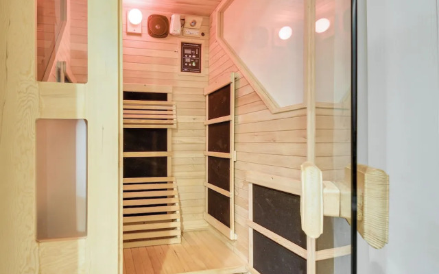 Vibrant Downtown Cincinnati Townhome w/ Sauna!