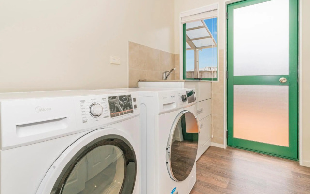 The Sunny Bach - Cooks Beach Holiday Home