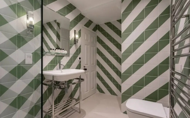 Upper Addison Gardens II by Onefinestay