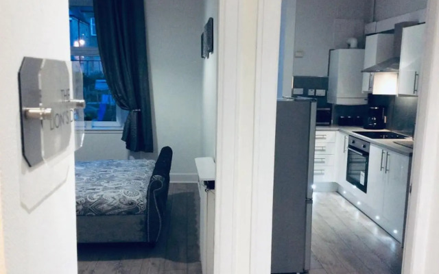 The Lion'S Den On Royal Street