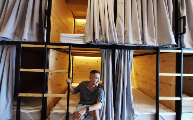 Murals Sleepbox Capsule Hostel - Adults Only