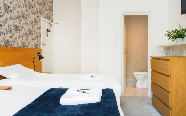 OYO The Lodge Bournemouth