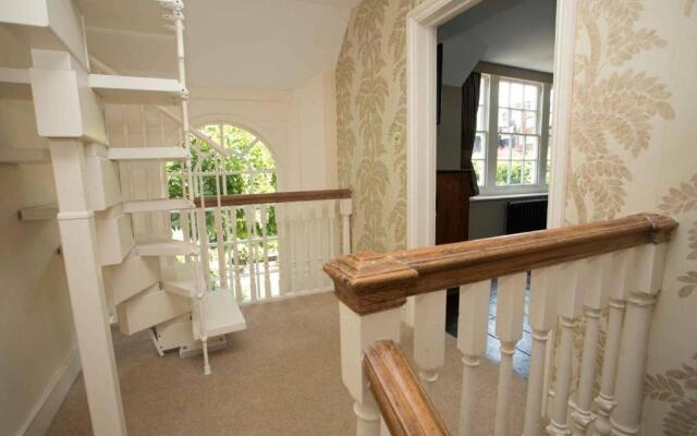 Medieval Town House - Walled Garden Sleeps 8