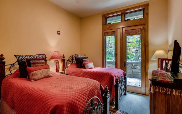 Luxury 3br Ski In-out /firepit, Pool, Sauna 3 Bedroom Condo by RedAwning