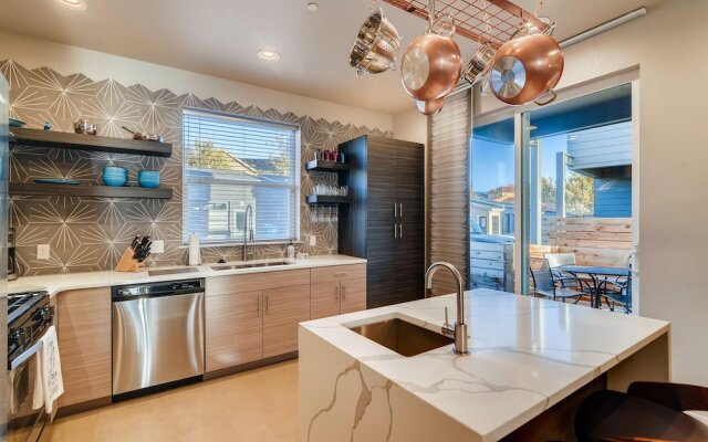 Fancy Townhome Near Old Town, Breweries and River!