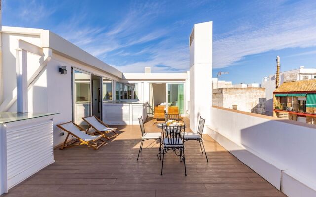 Triana Acacias by Valcambre