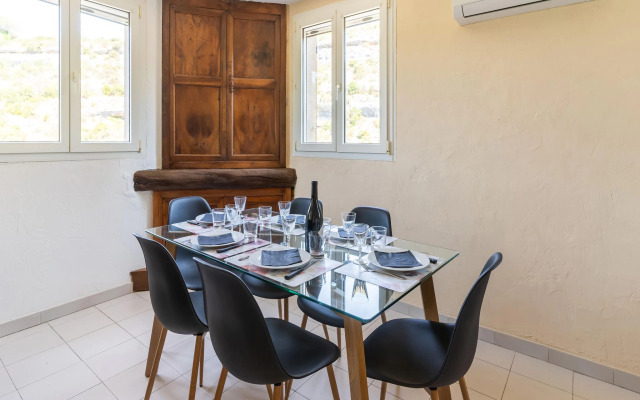 Cosy Holiday Home in Minerve With Garden