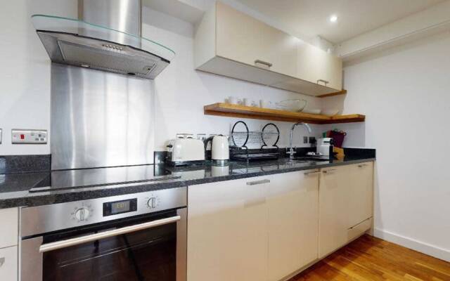 Short let - Penthouse Apartment With West-facing Terrace