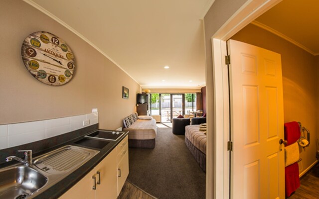 Lakefront Lodge