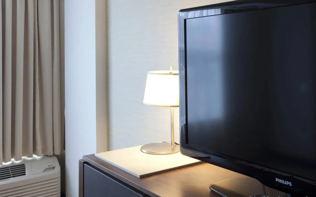 Delta Hotels by Marriott Milwaukee Northwest