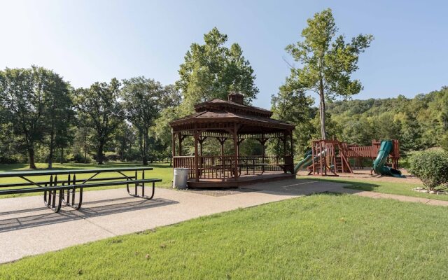 Whispering Woods Lodge - Sleeps 6 2 Bedroom Home by RedAwning