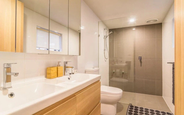 Blackbird at Arlo's - The heart of Glenelg - Wifi