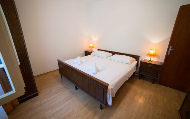 Apartment Zora - with large garden terrace: A Donji-Polanda Supetar, Island Brac