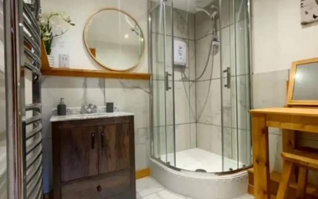 Captivating 1-bed Cabin in Newmarket