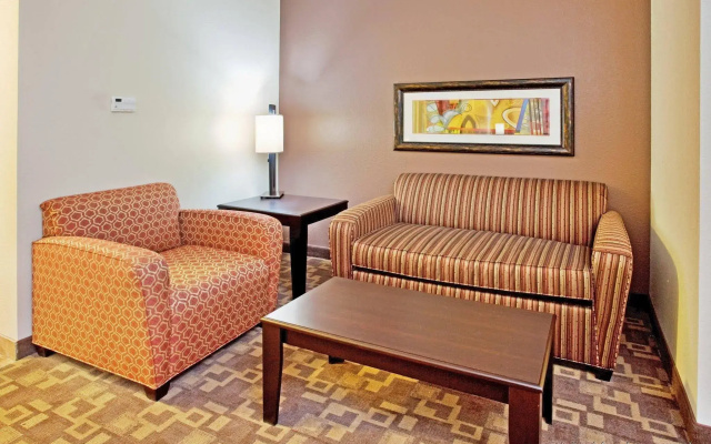 Holiday Inn Express & Suites Lincoln Airport by IHG