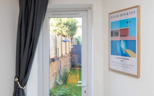 Stylish 2 Bedroom Flat With Large Private Garden