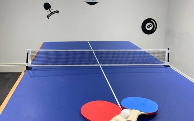 Huge House Pool Table Parking Garden sky tv Wifi