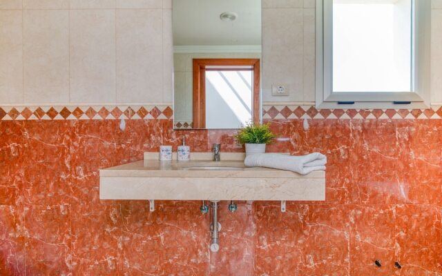 Spacious Apartment in Cruce de Arinaga With Terrace