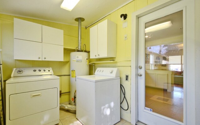 Hip 2BR Austin Bungalow by RedAwning