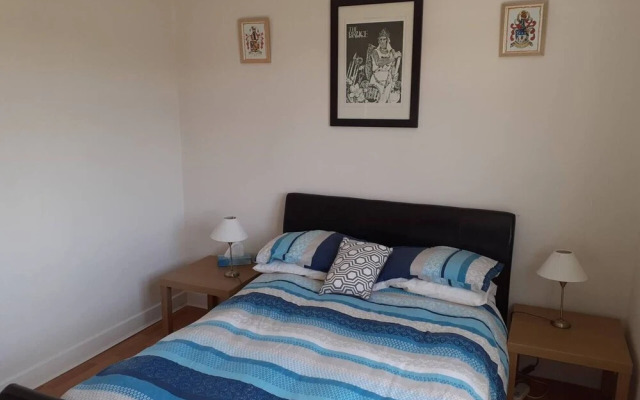 Marina View, Lovely Upper 3 Bedroom Apartment