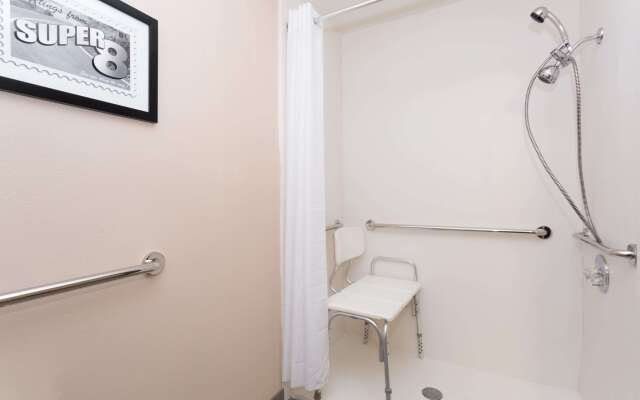 Super 8 by Wyndham Longmont/Twin Peaks