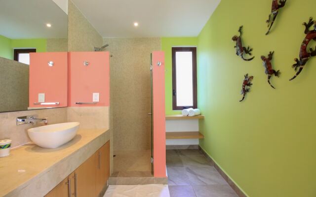 Condo in Exclusive Building by Olahola