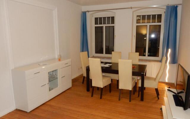 Zentrale 3 Zimmer Altbauwohnung mit Balkon