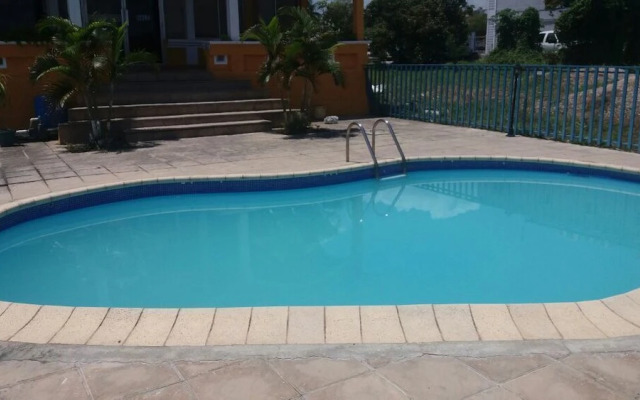 Express by Maya Inn Hotel