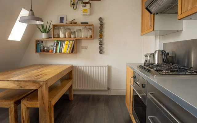 Bright Stockwell Apartment