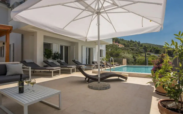 Modern Villa in Cres With Pool