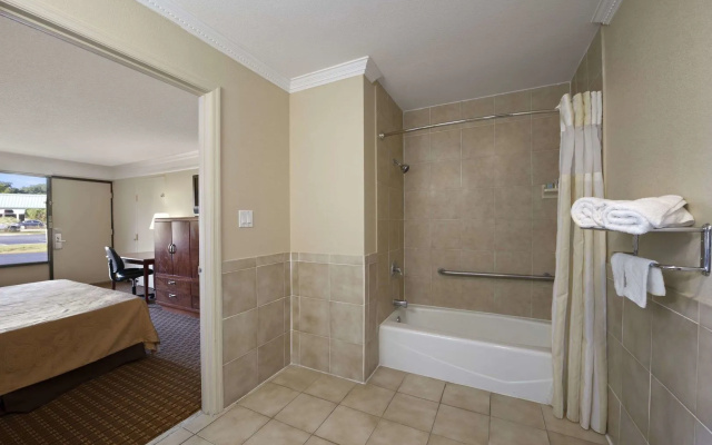 Studio 6 Suites Hinesville, GA