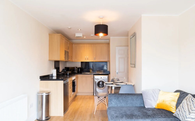 Velvet 1-bedroom Apartment With Balcony, Hoddesdon