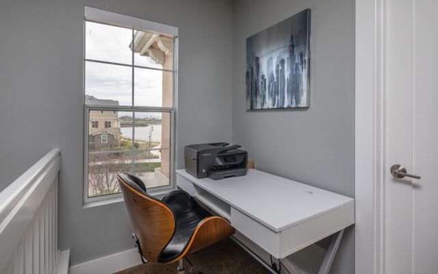 Posh Waterfront - 3 Br Condo