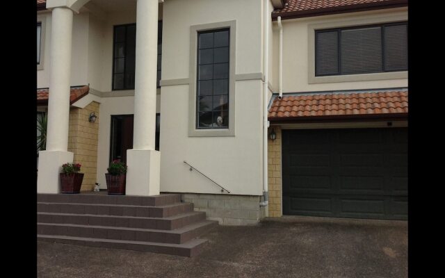 Howick Luxury Large Home