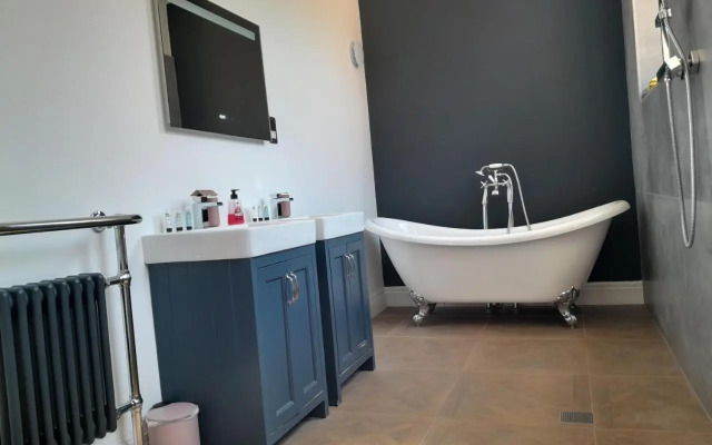 The Eden Warehouse - Pink Apartment (sleeps 4)