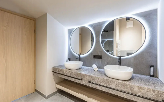 Apartment With 3 Private Terraces