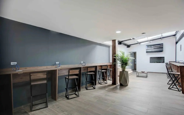 XLiving Host & Rooms