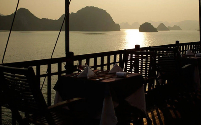Heritage Line Violet Cruise-Ha Long Bay and Lan Ha