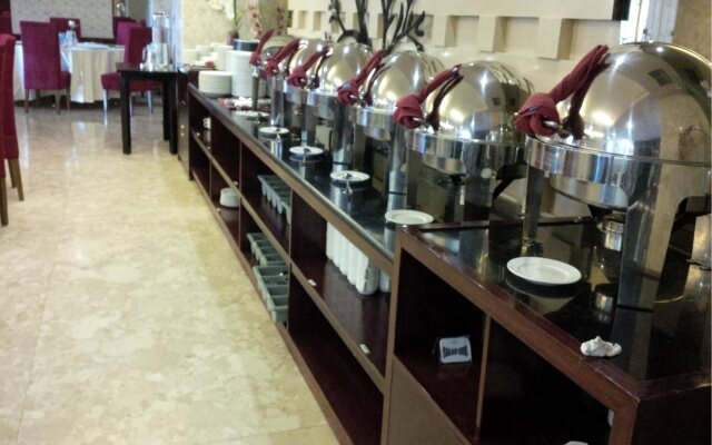 Travellers Hotel Phinisi