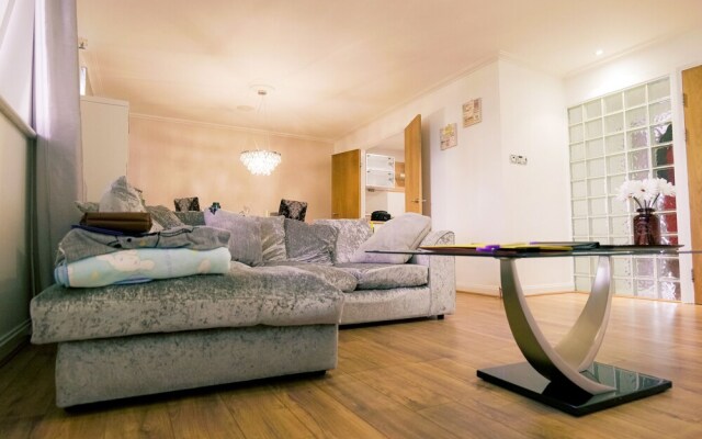Stunning Holiday Stay With Free Gym and Parking