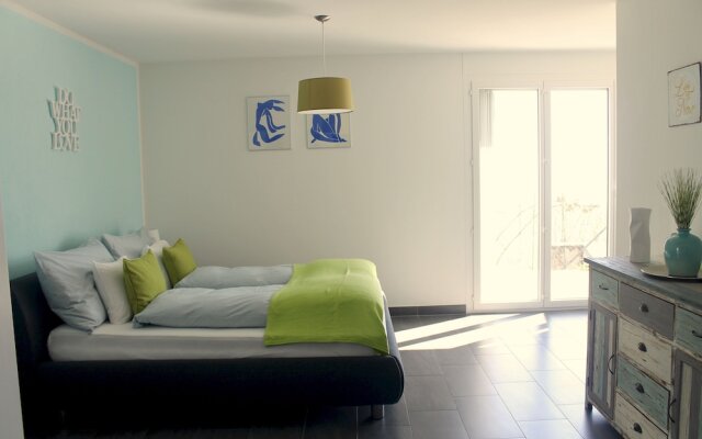 Beautiful Lake-view Apartment