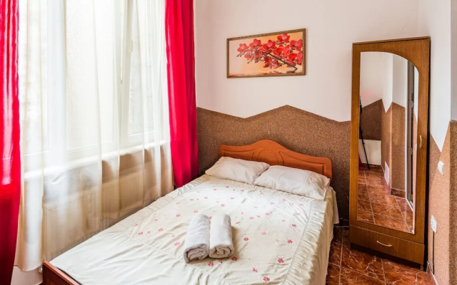 Three rooms in the center on Kulisha