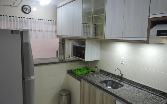 Apto 2 quartos no centro de Bombinhas, 130 metros praia